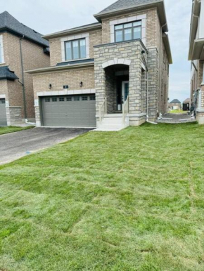 4BR Near Highway 401, King & Queens beds - Free Parking